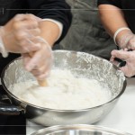 加熱拌勻的粉糊，使用搟麵棍持續(xù)攪拌1分鐘以上，為的是讓蘿蔔糕口感更有彈性、更有層次。