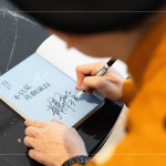 由黃豪平著作的「不只是喜劇演員」作為抽獎(jiǎng)禮，每一本都附上親筆簽名，將書籍變?yōu)橐环轀嘏呐惆椤?>
										<div   id=