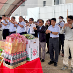 新業(yè)團(tuán)隊齊聚，心中滿懷期盼與感恩，眾人一心，手持炷香敬虔內(nèi)心，煙氣裊裊上升，願直達(dá)天聽。