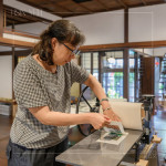 以滾輪均勻塗墨於雕刻圖樣，再透過壓輪機壓印紙面，使色彩更豐富飽滿、輪廓清晰。