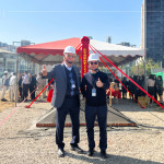 萬(wàn)丈高樓平地起，新業(yè)建設(shè) 穆椿松 創(chuàng)辦人(左一)與 卓勝隆 董事長(zhǎng)(右一)，講究紮實(shí)穩(wěn)健、堅(jiān)持建築職人精神，為城市注入嶄新面貌。