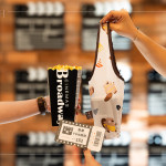 致贈新業(yè)設(shè)計「河貍款杯袋」，解放雙手輕鬆袋著走，可重複使用，為環(huán)境友善貢獻(xiàn)一份心意。