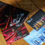 劇團(tuán)特別精選五張劇照，製作成限量400份的專屬明信片，贈(zèng)送給參加『感謝消防英雄明信片傳情活動(dòng)』的來(lái)賓。