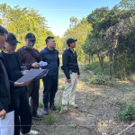 新業(yè)建設(shè)簡福榮總經(jīng)理(圖左一）、楊家凱建築師(圖左二)與新業(yè)職人團(tuán)隊、景觀設(shè)計團(tuán)隊，前往彰化田尾，嚴(yán)選在地樹種，圈起土地與建築間的情感。