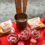 建築職人團(tuán)隊(duì)齊聚，慎重且誠(chéng)心，持煙香祭拜，將心願(yuàn)直達(dá)天聽(tīng)。