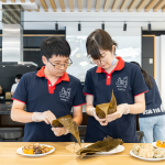 當(dāng)天大多數(shù)為初體驗(yàn)的同仁，互相請益、交流，每一步驟不得馬虎，為的是將這最真切的禮物，送至獨(dú)居長輩、身心障礙者手中，為今年端午節(jié)增添另一份手感溫度。