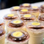 100%的乳酪提拉米蘇，製作過程不加一滴水的堅持，象徵新業(yè)對家人們的守護，作為會後伴手禮贈送，致上新業(yè)最誠摯的心意。