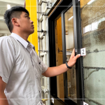 氣密窗經(jīng)過反覆的施加風(fēng)壓後，營建部同仁再三確認(rèn)窗框是否有變形的問題，及運(yùn)行上是否順暢。