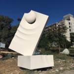 義大利藝術(shù)家Filin Gheorghi的石雕作品「東海之眼」。人象徵著宇宙的縮影，而人的雙眼雖微小卻似能看透時(shí)空，直視古往今來(lái)，可觀(guān)照、仰視，蘊(yùn)含無(wú)法想
像的龐大能量。