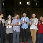 新業(yè)認(rèn)養(yǎng)霧峰益全香米已近十個(gè)年頭，今年秋分前夕由新業(yè)建設(shè) 邱正光副總（左三）帶領(lǐng)新業(yè)同仁樂當(dāng)一日小農(nóng)，進(jìn)行碾米初體驗(yàn)。