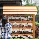 日式伝言板，每一位家族朋友們的句句美好，繫上祝福滿滿的紅繩，希望手寫(xiě)的溫度，能夠保存於每一位的心中。