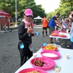 新業(yè)團(tuán)隊(duì)備足小塊的香腸、水果、鹽巴，幫跑者補(bǔ)充能量，也方便入口。