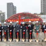 新業(yè)建設(shè) 創(chuàng)辦人穆椿松 (左五)、董事長卓勝隆(右五) 與新業(yè)職人團(tuán)隊，一同為【新業(yè)恆一】揭開序幕。