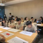 東海建築營學(xué)員們仔細(xì)聽取林宜鋒建築師（畫面右一）的建築構(gòu)想。讓學(xué)員們擴(kuò)增生活與學(xué)習(xí)經(jīng)驗(yàn)，並以對(duì)話交換對(duì)建築的看見與心得。