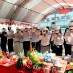 天時(shí)，地利，集眾人之力，【新業(yè)自由居】上樑典禮，手持炷香敬虔內(nèi)心，願(yuàn)一炷炷香將新業(yè)團(tuán)隊(duì)的誠(chéng)心，上呈天聽(tīng)。