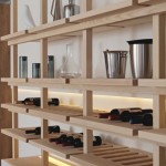 居家收納設(shè)計，也可以展示雅緻收藏，溫潤杏色的層架與隱隱透出光澤的瓶身，彼此相襯不相爭。