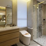 踏進(jìn)淋浴間，乾濕分離設(shè)計(jì)，保有一方私領(lǐng)域，在氤氳水氣中，疲憊的身心悄悄獲得釋放，優(yōu)雅大方的洗手檯面，搭配下方完整的收納空間，讓整個(gè)衛(wèi)浴空間乾爽、舒適、宜人。