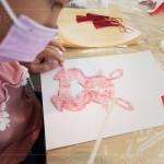 用竹筷沾附黏著，孩子嘗試使用傳統(tǒng)的黏著劑－漿糊，慢慢將紅紅剪紙塗滿，就待
貼上燈籠。