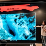 來自北歐壯麗的冰川，冰川上的鍋穴，是表面融化的水沿著裂隙流動而緩慢鑽出的深坑，不僅豐富了冰川表層的紋理，底下或許還潛藏著晶瑩剔透、深邃綺麗的夢幻冰洞。