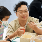 在不熟悉的項(xiàng)目中給予最大的支持，Amo老師耐心解說、示範(fàn)操作，但也不忘保留讓孩子自由發(fā)揮的空間。