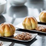 「喜豐香1985茶點(diǎn)組」金桔豆沙與杏仁瓦片的完美搭配，猶如一場(chǎng)味蕾饗宴。甜而不膩的豐富層次、口感酥脆的濃郁香氣，為品茗時(shí)刻更添詩(shī)意。