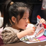 活動(dòng)當(dāng)天製作紙影戲偶，動(dòng)動(dòng)小手，揮灑創(chuàng)意，恣意拼色，再沿著外輪廓剪下。