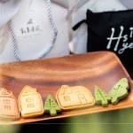 伴手禮致上公益烘焙坊的手工餅乾及環(huán)保購物袋，可愛、溫馨兼顧著美味，讓本次活動開啟美善的起點。