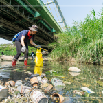 躺在水面上的鐵鋁罐、玻璃瓶，是每逢大雨後，上游沖刷下來(lái)的人為垃圾，彎下腰、踏進(jìn)溪流，撿起水中的垃圾殘骸，還給魚兒一個(gè)安全舒適的家園。