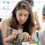 利用木刀，一筆一劃，一深一淺，刻出紋路，感受陶作帶來的沉靜時光。