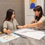 用比例尺對(duì)照家中空間格局及動(dòng)線，讓住戶(hù)對(duì)空間與大小比例更有概念，透過(guò)交流了解客戶(hù)習(xí)慣的生活模式，及分享客變中需注意的事項(xiàng)。