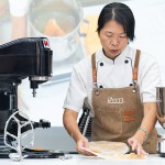 邀請經(jīng)驗豐富的廚藝職人 曾詠真 老師，帶領(lǐng)初體驗的同仁們，進入糕餅裡的奶香世界。