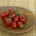 在燈光投射下，渾圓的番茄反射著光澤，也因?yàn)槠け《[隱透出果肉，鮮甜的果實(shí)一看就知影！