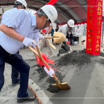 由 新業(yè)建設(shè) 穆椿松 名譽董事長帶領(lǐng)，齊心共喊「開工大吉」。以金鏟鏟起沙堆，象徵工程進(jìn)度平安順利，勤懇踏實地為未來種下一個成家夢。