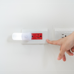 安心用電，位於廚房及客廳不斷電的紅色插座，遇到停電也不用擔(dān)心。