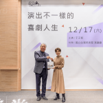 新業(yè)建設(shè)名譽(yù)董事長(zhǎng) 穆椿松 (左一)致金鐘視后 于子育 (右一) 新業(yè)契作認(rèn)養(yǎng)逾十年的有機(jī)香米與紅豆，一同分享這份美好心意。