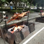 工作團(tuán)隊(duì)費(fèi)心築起的炭火爐檯，飄出的香氣讓跑者遠(yuǎn)遠(yuǎn)地就精神為之一振，也成為跑者的動(dòng)力來源！