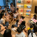 愛聽故事、樂於讓想像力徜徉的小朋友們，隨著姐姐一頁一頁的朗讀劇情，跟著繪本進(jìn)入奇幻世界中探險。