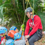 上攀的過程中需要將自己體重一半的的重量拉起，也讓孩子們體驗到徒手上攀的難度。