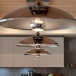 居家收納設(shè)計，也可以展示雅緻收藏，溫潤杏色的層架與隱隱透出光澤的瓶身，彼此相襯不相爭。