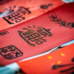 細(xì)細(xì)品味印製出來的年節(jié)吉祥話，洋溢著團(tuán)圓的喜氣與年味，揮灑創(chuàng)意，拼貼屬於自己的年節(jié)小物。