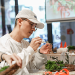 以保麗龍膠黏貼各類花材，自行拼貼妝點(diǎn)，可黏在花材底部，讓花材呈現(xiàn)斜45度角，營(yíng)造花圈的立體感。