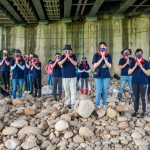 低下頭，雙手合十，感謝河神允諾，讓我們可以為環(huán)境盡一份心力，以行動(dòng)守護(hù)我們這片土地。