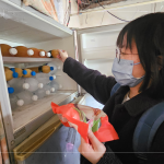 協(xié)助長輩將年菜放進冰箱冷凍，採真空包裝，方便同時又兼顧營養(yǎng)，陪伴長輩迎好年。