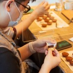 打開外包裝，巧克力上顯現(xiàn)的光澤感，是經(jīng)過『調(diào)溫』這項(xiàng)最重要的步驟，內(nèi)富含天然的可可脂，在特定的溫度下產(chǎn)生穩(wěn)定的結(jié)晶，使得巧克力呈現(xiàn)漂亮的光澤，剝開時(shí)也會(huì)發(fā)出清脆的響度，亦可保存持久。