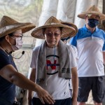 聽(tīng)著農(nóng)家說(shuō)著培育秧苗的種種步驟，堅(jiān)持栽種高抗菌與抗病蟲(chóng)害作物，鼓勵(lì)更多小農(nóng)使用無(wú)農(nóng)藥、無(wú)化肥的友善耕作，懷抱著對(duì)這片土地共同的熱愛(ài)。(圖中為新業(yè)建設(shè) 卓勝隆董事長(zhǎng))