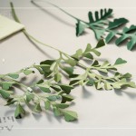 切剪完成後，手摺立體塑形，舒展後綻放美麗紋路線條，黏貼於底紙，展現(xiàn)紙植物不同姿態(tài)的美感。