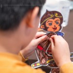 將剪下的零件，使用雙腳釘固定紙偶關(guān)節(jié)，背面貼上木桿，完成一只紙影戲偶。