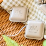 致上專(zhuān)屬客製化皮尺，精美、俐落的外型設(shè)計(jì)，將日常生活中不可或缺的生活小物再升級(jí)!