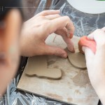 壓印出造型圖案後，利用海綿擦拭及整理陶土表面，再使用吹風(fēng)機，吹乾陶土表面，後續(xù)使用高溫釉藥上色。