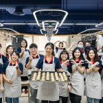 新業(yè)各部門同仁一同為愛行動，將新鮮出爐的小月餅及蛋黃酥送至甘霖基金會。